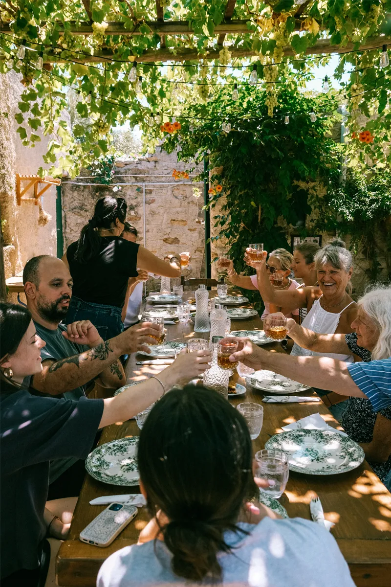 Gasten delen samen verschillende gerechten aan tafel