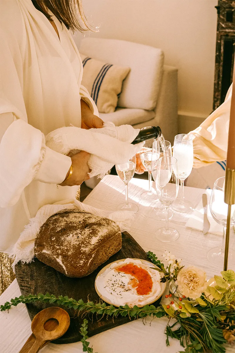 Champagne wordt geserveerd tijdens een feestelijk diner