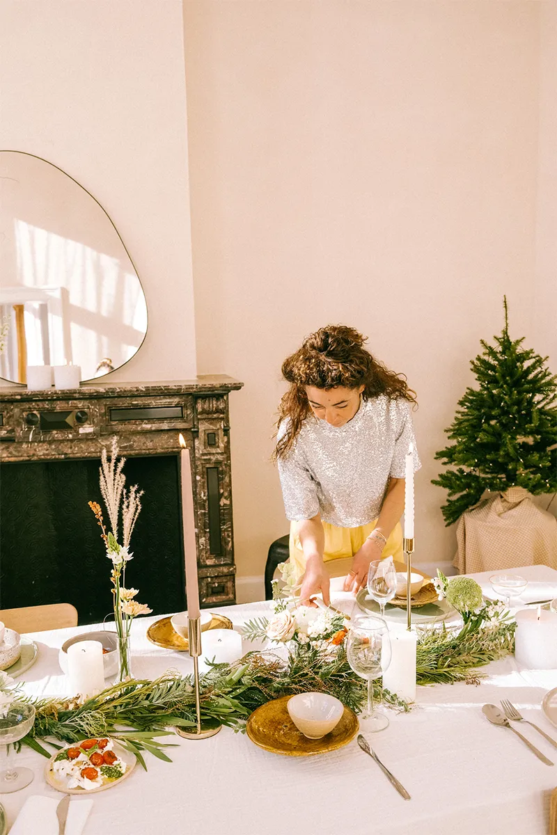 Een feesttafel wordt gedekt voor kerst en nieuwjaar